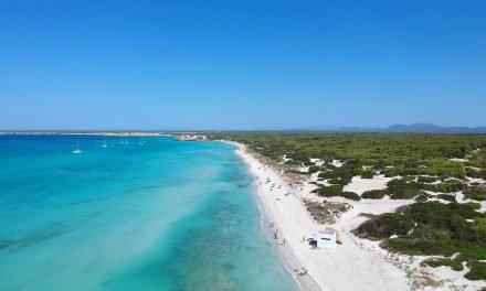 Descubre la belleza natural de Cala Es Trenc en Mallorca: Guía completa de la playa más famosa de la isla