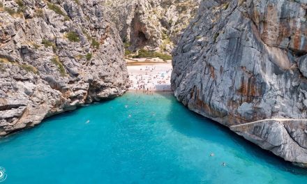 Descubre la belleza de Sa Calobra Beach en Mallorca: Tu guía completa para disfrutar del paraíso balear